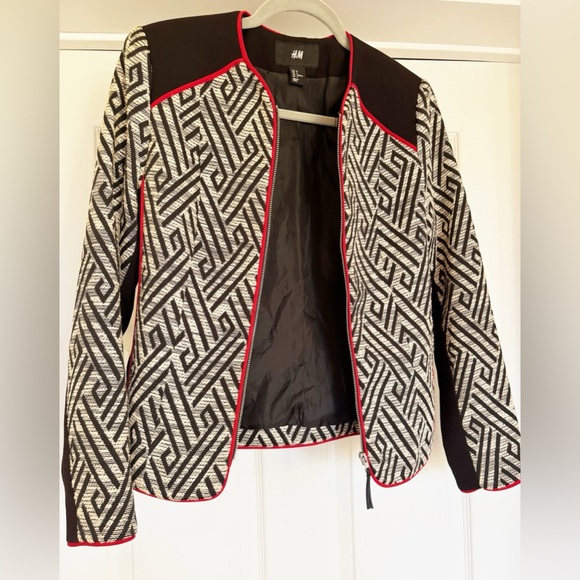 H&M Jackets & Blazers - EUC H&M Blazer in Size 6